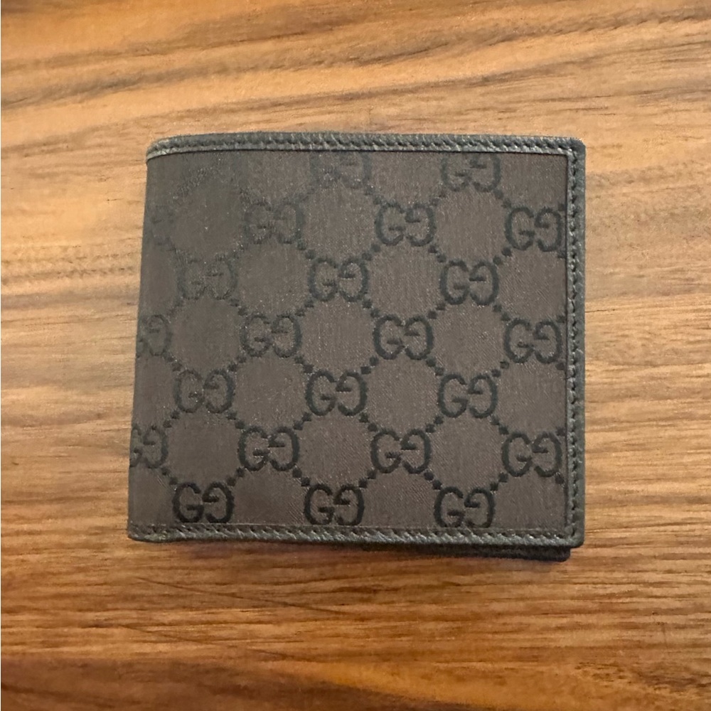 GUCCI new in box Bifold Wallet